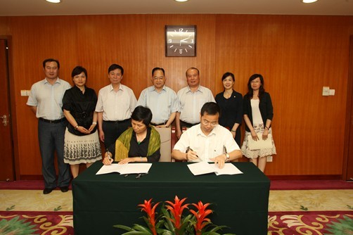 中国泛海与中国西部人才开发基金会签署捐赠协议